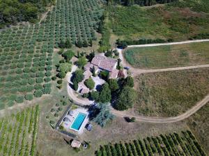 een luchtzicht op een boerderij met een huis en een zwembad bij Domaine du Coffre in Pertuis