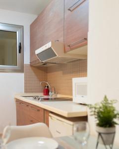 cocina con fregadero y microondas en Apartamentos Oasis Sol, en Maspalomas