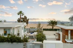 a view of the beach from a house at Apartamentos Oasis Sol in Maspalomas