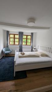 ein Schlafzimmer mit einem großen Bett und einem blauen Teppich in der Unterkunft LIBORIA III Wohnen im Denkmal Augsburgs in Augsburg
