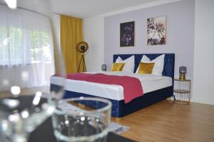 1 dormitorio con 1 cama y 1 mesa con copas de vino en M&D Apartments nähe Volkspark mit Balkon - Netflix - Küche, en Kaiserslautern