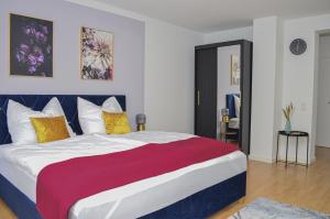 Ένα ή περισσότερα κρεβάτια σε δωμάτιο στο M&D Apartments nähe Volkspark mit Balkon - Netflix - Küche
