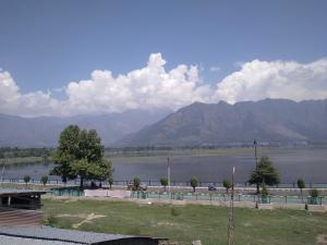 uma vista para um grande corpo de água com montanhas em Foreshore Resort em Srinagar