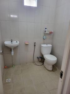 バトゥにあるSAMARA VILLAのトイレと洗面台付きのバスルーム