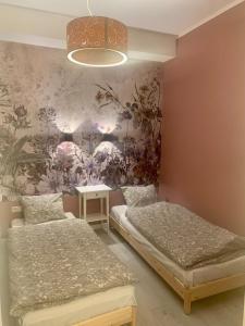 Łóżko lub łóżka w pokoju w obiekcie Apartamenty i Studia HERBARIUM