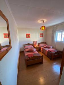 Habitación con 4 camas y espejo. en Las Marinas, en Vera