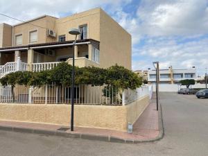 una farola delante de un edificio en Las Marinas, en Vera