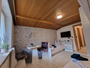 un soggiorno con un tavolo e un divano di Ferienwohnung Bergglück a Mayrhofen