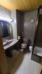 un bagno con vasca, WC e lavandino di Ferienwohnung Bergglück a Mayrhofen Altre 16 foto