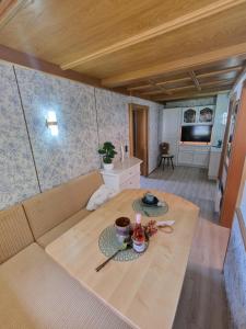 un soggiorno con un tavolo e un divano di Ferienwohnung Bergglück a Mayrhofen