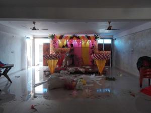 伽耶的住宿－POP Divisha Palace，客厅配有色彩缤纷的遮阳伞,位于地板上