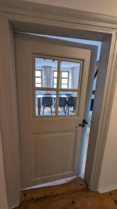 - une porte menant à une salle à manger avec une fenêtre dans l'établissement LIBORIA I Als Gruppe im Denkmal Augsburgs, à Augsbourg