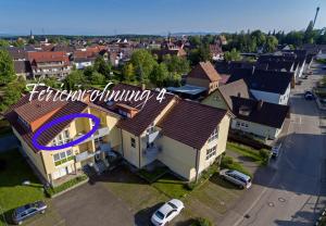 una vista aérea de una casa con un cartel púrpura en ella en Ferienwohnung beim Europa-Park Rust, en Rust