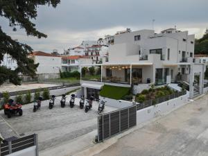 un gruppo di motocicli parcheggiato di fronte a un edificio di Niso Skiathos a Città di Skiathos