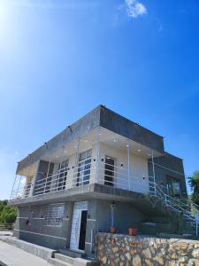 Das Gebäude in dem sich die Villa befindet