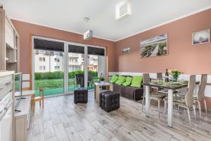 Posezení v ubytování Aqua Viva Darłowo Apartment by Noclegi Renters