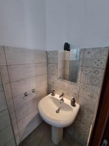 ein Bad mit einem Waschbecken und einem Spiegel in der Unterkunft Hostaria Zerø HR in Piedimonte dʼAlife