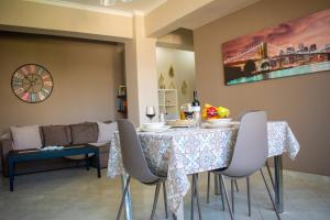 ein Esszimmer mit einem Tisch, Stühlen und einem Sofa in der Unterkunft Eva's Residence, Family Apartment in Chania