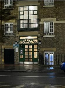 a building with a green door on a city street at Tower Bridge! Immaculate One Bed in London