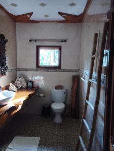 uma casa de banho com um WC, um lavatório e uma janela em Elje Villa em La Digue