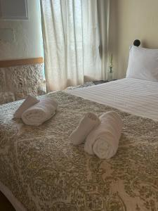 ein Hotelzimmer mit 2 Handtüchern auf einem Bett in der Unterkunft צימר חצר שמואלי - יחידת אירוח זוגית במושב אילניה in Ilaniyya