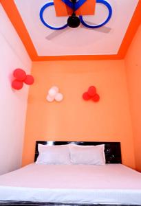 1 dormitorio con 1 cama y ventilador de techo en SPOT ON Hotel Heaven Inn, en Panchli