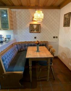 A seating area at Lilly Chalet- Apartments with private sauna, close to ski lifts