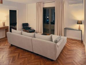 uma sala de estar com um sofá e uma cadeira em Phoenix Valley Suite - Exclusive Apartment + Pool em La Caverne