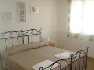 um quarto com uma cama e uma janela em Mare d'Amuri em Porto Empedocle