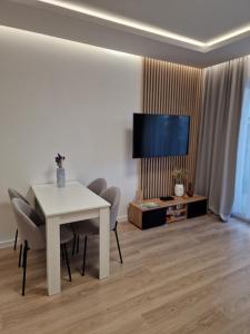 Televízia a/alebo spoločenská miestnosť v ubytovaní Apartament nad Iławką