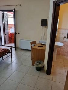 a room with a desk and a sink and a desk sidx sidx sidx at Villa Jolanda & Carmelo in Villaggio Mosè