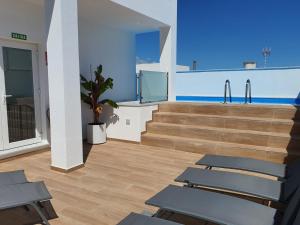 une chambre avec des escaliers et une piscine dans l'établissement Apartamento nuevo en Primera Planta A con Piscina, à Barbate