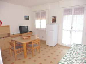 A television and/or entertainment centre at Appartamento Caravaggio