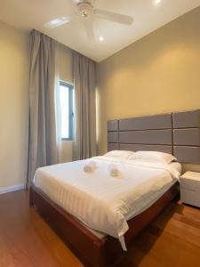 a bedroom with a large bed with a ceiling fan at Maison life 小居屋 The Loft Imago in Kota Kinabalu