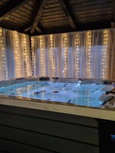 une grande baignoire bleue dans une pièce éclairée dans l'établissement Holiday Home Frieden, à Varaždin Breg