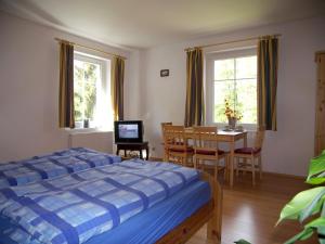 1 dormitorio con 1 cama, mesa y sillas en Penzion Polarka, en Mariánské Lázně