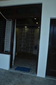 een hal met een deur naar een kamer bij POP Sneha Homestay in Dhār Khurd