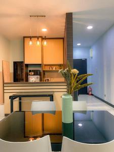 eine Küche und ein Esszimmer mit einem Tisch und Stühlen in der Unterkunft Maison life 小居屋 The Loft Imago in Kota Kinabalu