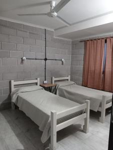 Pokój z 2 łóżkami i wentylatorem sufitowym w obiekcie Finca Morita w mieście La Banda