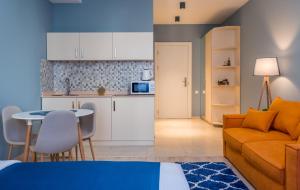 cocina y sala de estar con sofá y mesa en New Gudauri GoodHost Apartments, en Gudauri