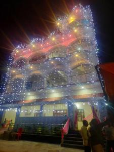 een groot gebouw met kerstverlichting bij SPOT ON Sana Guest House in Lucknow