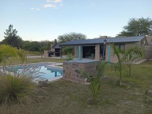 une maison avec une piscine dans une cour dans l'établissement Finca Morita, à La Banda
