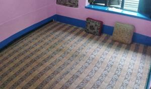 Zimmer mit einem Bett und zwei Stühlen in der Unterkunft POP Maryam Villa in Gāndarbal