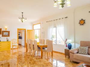 - une salle à manger et un salon avec une table et des chaises dans l'établissement Cubo's Villa San Jose, à Alhaurín el Grande