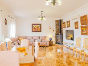 - un salon avec un canapé et une table dans l'établissement Cubo's Villa San Jose, à Alhaurín el Grande