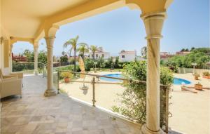 マルベーリャにあるNice Home In Marbella With 4 Bedrooms, Outdoor Swimming Pool And Swimming Poolのスイミングプールを望むバルコニー