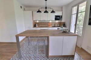 a kitchen with a wooden counter top in a room at Charmant T2 Climatisé avec Parking in Ajaccio