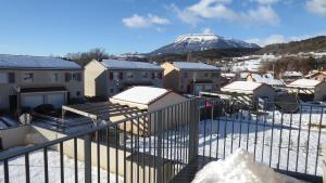 una ciudad cubierta de nieve con una montaña en el fondo en Loue Chambre ds mon appartement ou je vis en Gap