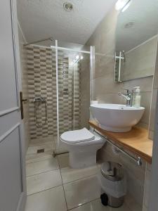 A bathroom at Emilia Apartments