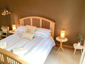 una camera con un letto con due lampade sui tavoli di Plum Cottage a Anderby